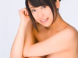 たわわに実ったHカップグラドルが目の前に勃起チ●ポ突き出され、恥じらいながらも丁寧にフェラして玉舐めまで初披露。更にめちゃシコ美巨乳おっぱいご開帳して、柔肉で包み込む360°刺激パイズリで挟射！ 長瀬麻美